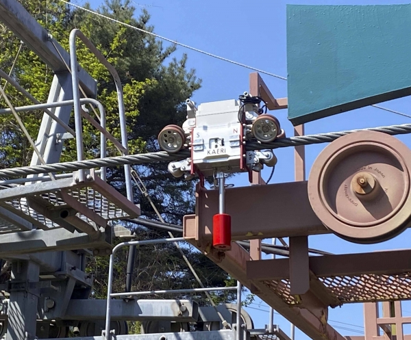 한국원자력연구원 ‘로프 닥터’(Rope Dr.)를 이용하여 와이어로프를 검사하고 있다. (사진=한국원자력연구원)