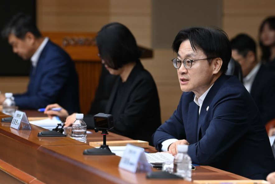 19일, 김정관 산업통상자원부 장관이 포스코 본사에서 '포항 철강 업계 간담회'를 주재했다(산업통상자원부 제공)