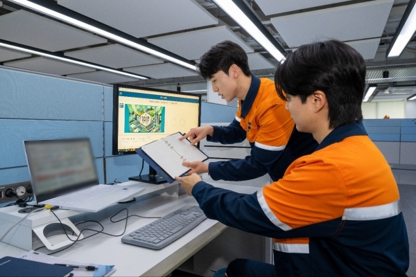 광양제철소 직원들이 경영지원 GPT를 활용해 인사제도 관련 포스터를 제작하고 있다. /포스코