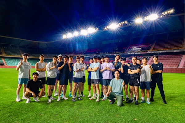 직원들이 스틸야드에서 실전러닝을 하고 단체사진을 찍고 있다. /포스코