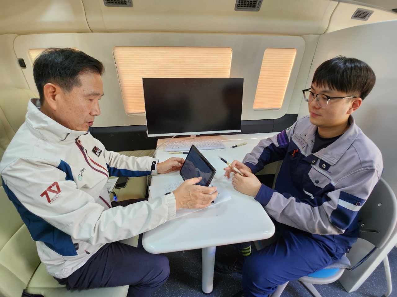 스트레스 지수 검사 결과를 토대로 맞춤 상담중인 직원 (사진제공=KG스틸)