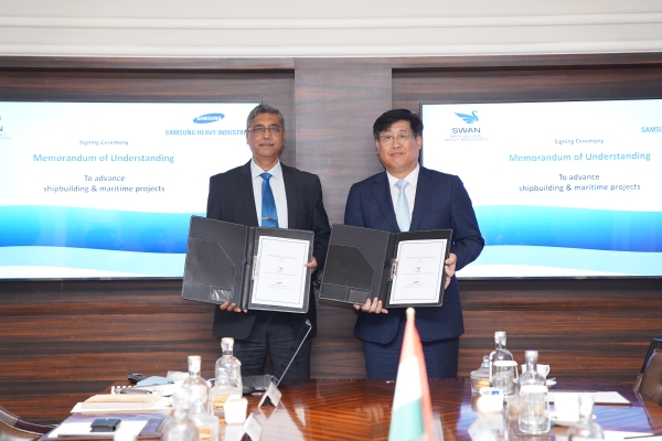 남궁금성 삼성중공업 생산지원본부장(오른쪽)과 비핀 쿠마 삭세나(Vipin Kumar Saxena) 인도 스완 조선소 CEO가 MOU 기념 사진을 촬영하고 있다. /삼성중공업