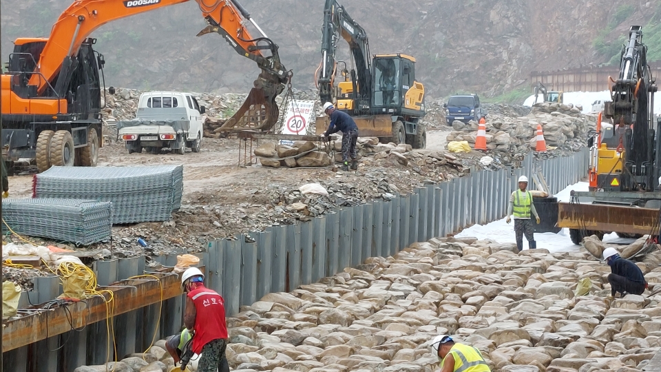 경북 봉화군 석포면 석포제련소 1공장 외벽에 공장과 공장과 하천 사이 암반층까지 차수 기능을 갖춘 시트파일을 설치하고 있는 모습