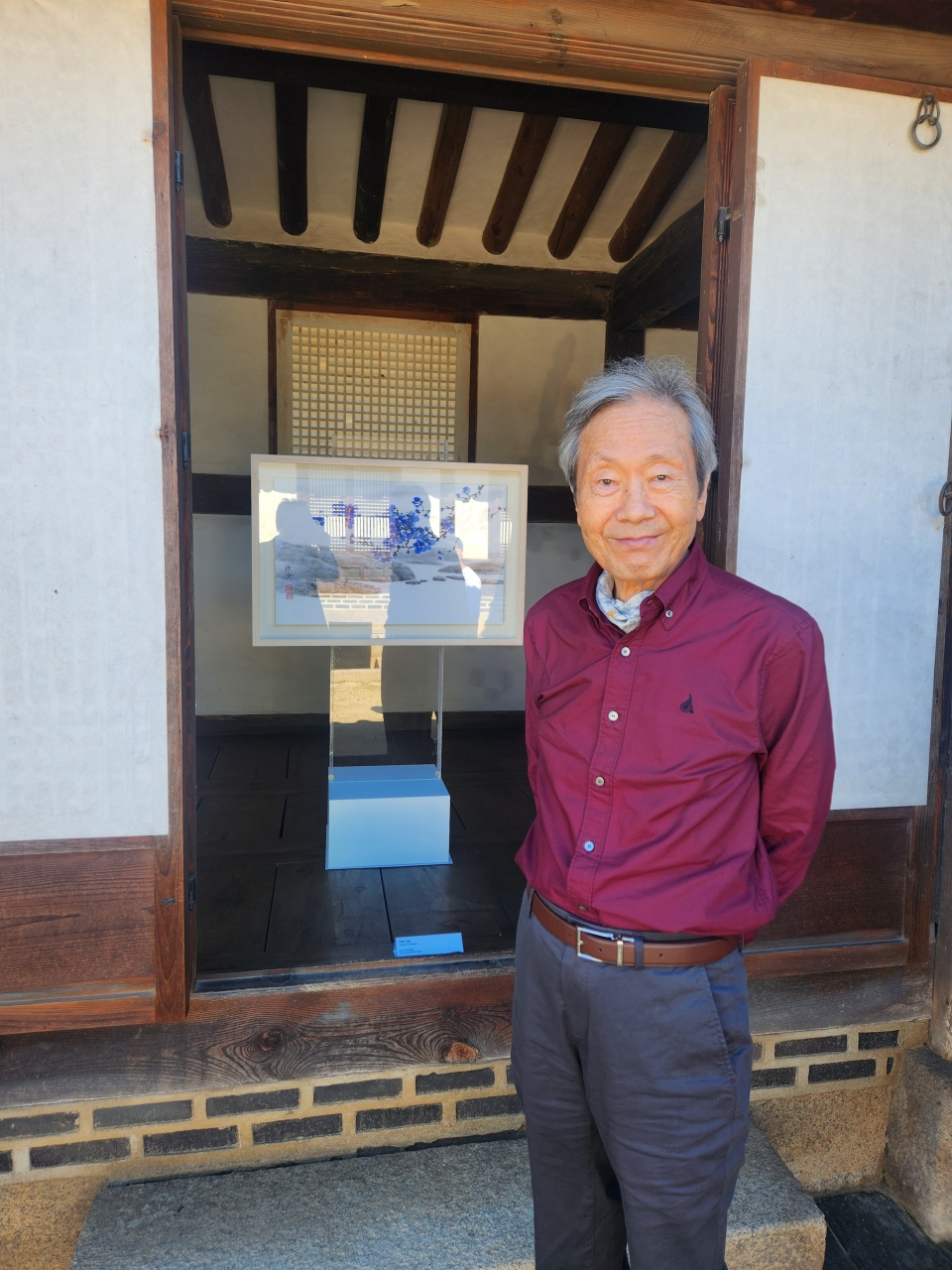 자신의 작품 '상념' 앞에 서있는 빈석주 화백