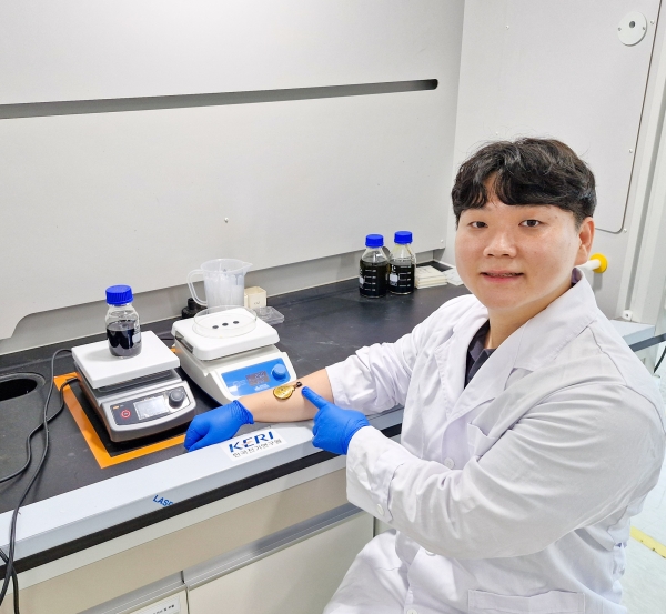 KERI 최명우 박사가 '다기능 무선 생체 센서'를 부착하고 포즈를 취하고 있다. (사진=전기연구원)