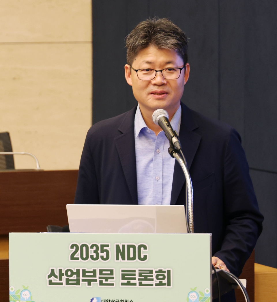 13일 세종대로 대한상의회관에서 개최한 ‘2035 NDC 산업부문 토론회’에서 오일영 기후에너지환경부 기후에너지정책관이 발제를 하고 있다(대한상의 제공)