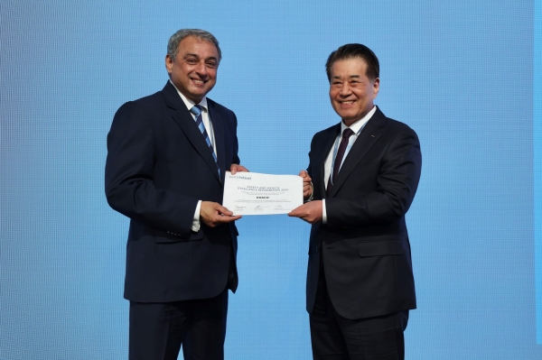 13일(워싱턴 D.C. 현지시간) 포스코가 세계철강협회 안전보건 우수사례 공모전 공정안전부문 최고상을 수상했다. 사진 오른쪽부터 포스코그룹 장인화 회장, 타타스틸 나렌드란(Narendran) CEO. /포스코홀딩스