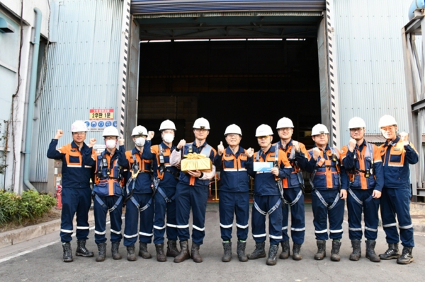 2후판공장 앞 포스코 포항제철소 직원들의 단체 사진. /포스코