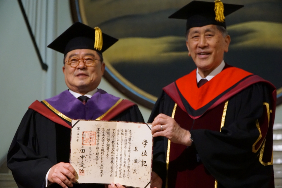 구자열 LS 이사회 의장(좌)이 와세다대로부터 명예 법학박사 학위를 받고 다나카 아이지 와세다대 총장과 기념 촬영을 하고 있다(제공=LS)