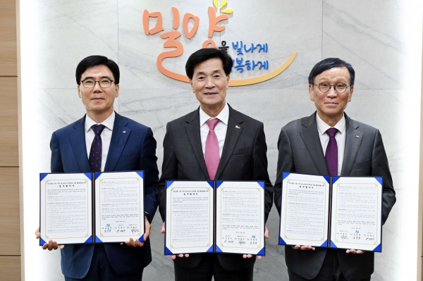 한국재료연구원-밀양시-한국남부발전이 ‘나노융합 기술 기반 탄소저감·지역경제 공동 활성화를 위한 엄부협약식을 개최했다. 왼쪽부터 서성재 한국남부발전 부사장, 안병구 밀양시장, 최철진 한국재료연구원장. (사진=재료연구원)