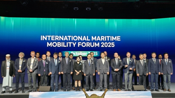 ‘2025 첨단 해양 모빌리티 국제포럼’ 참석자들이 기념 촬영을 하고 있다. /KRISO