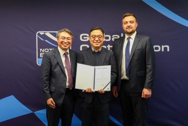 폴란드 GCB에서 진행된 제1호 CE인증서 수여식에서 김현철 GCB 이사장(왼쪽)과 아담 소반카( Adam Sobanka) GCB 대표가 ㈜SIC 관계자에게 인증서를 전달했다. (사진=KTR)