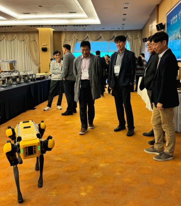 현대제철 임직원들이 보스턴다이나믹스의 4족 보행로봇 '스팟(SPOT)' 시연을 보고 있다.
