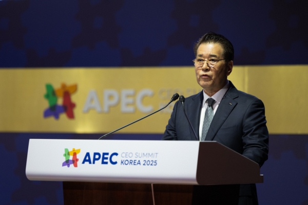 30일 포스코그룹 장인화 회장이 APEC CEO Summit이 열리는 경주 예술의전당에서 기조연설을 하고 있다. /포스코홀딩스