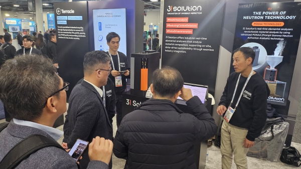 2025 美 CES에 참가한 쓰리아이솔루션이 참관객들에게 중성자 기반 원소 분석 솔루션에 대해 브리핑하고 있다. (사진=현대제철)