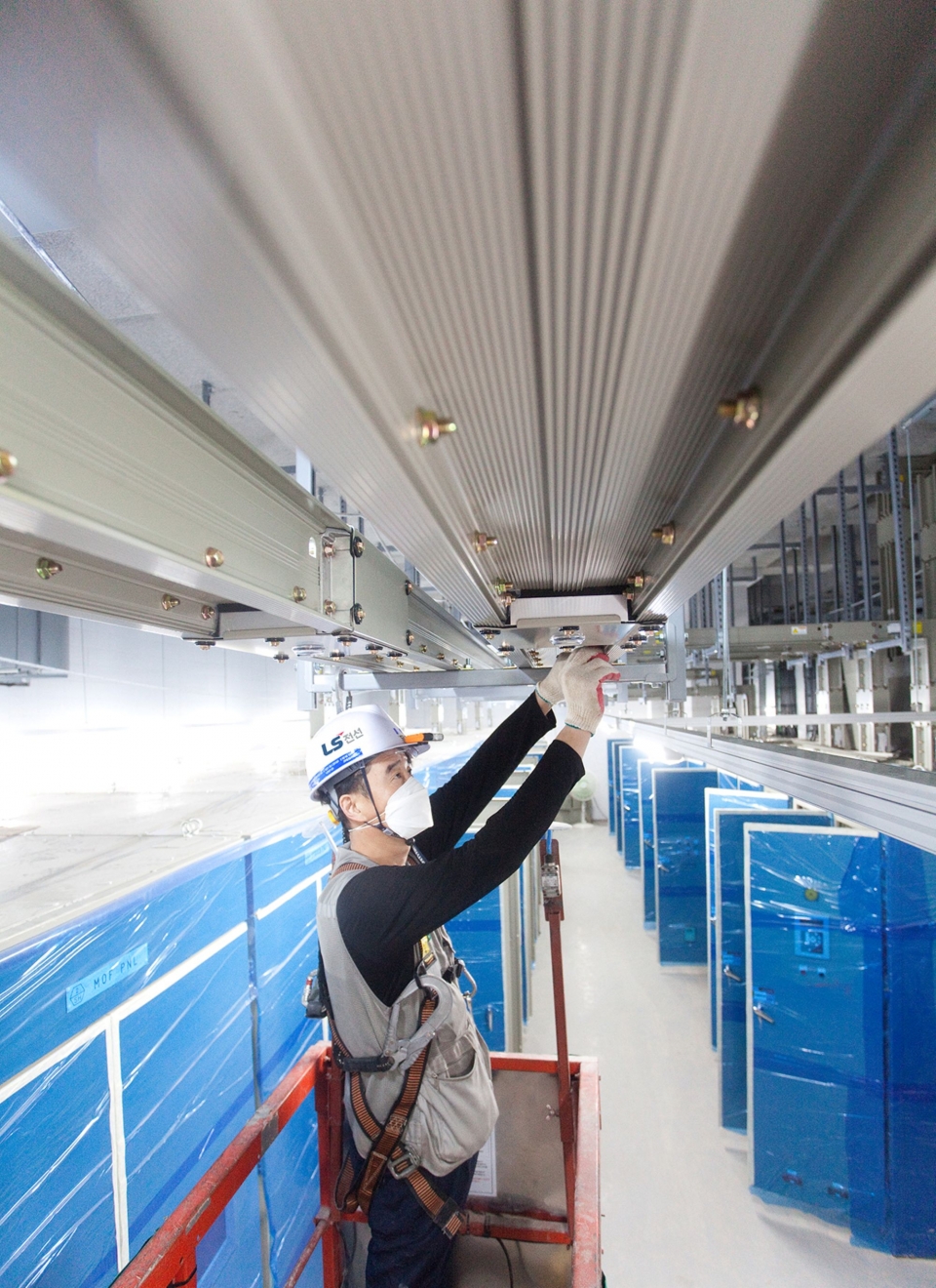 LS전선 직원이 버스덕트 시스템을 설치하고 있다.(제공=LS전선)