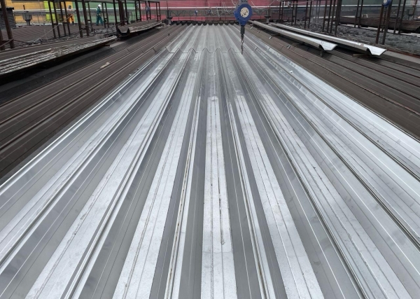 포솔이노텍의 고내식 파스너와 브라켓이 적용된 포항제철소 2제강공장 슬래그동 지붕재 모습. /포스코