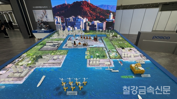 포스코가 19일 개막한 ‘제8회 국제 철강&비철금속 산업전(SMK2025)’ 현장에서 미래 핵심 산업을 겨냥한 전략 제품군을 공개했다. /철강금속신문