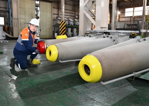 포항제철소 제선부 김수학 명장이 고로 송풍 지관 접합면 손상 방지 작업을 진행하고 있다. /포스코