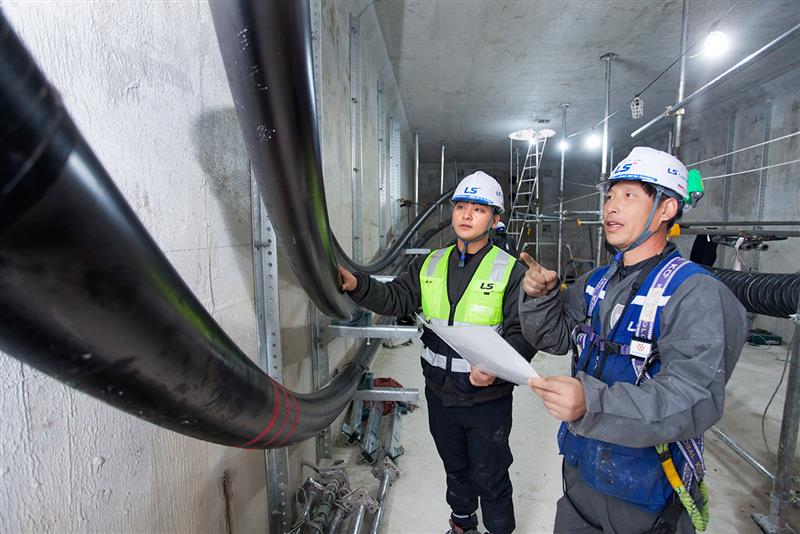 LS전선 직원이 세계 최대 송전 용량인 500kV급 HVDC 케이블이 투입되는 '동해안-신가평' 시공 현장을 점검하고 있다_LS 제공