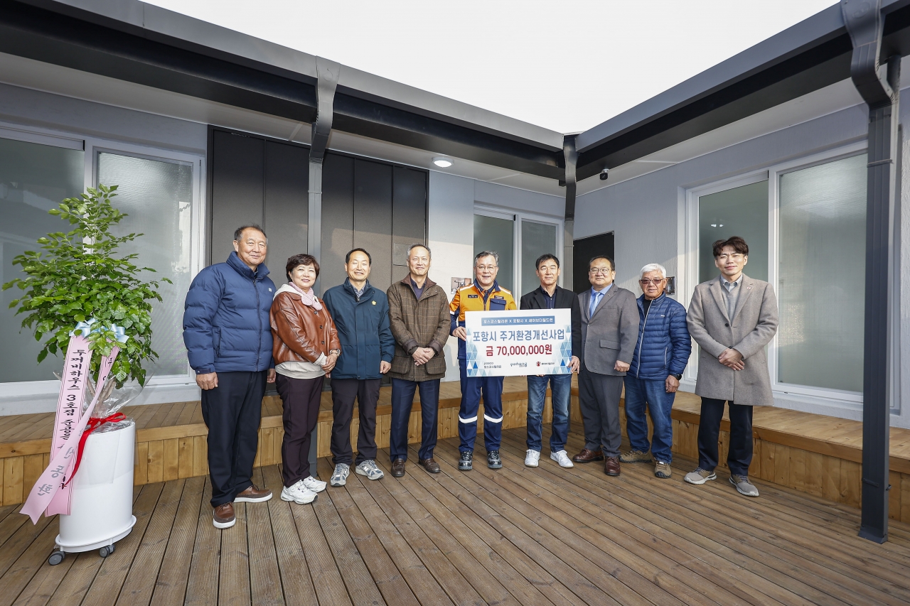 ▲ 포스코스틸리온 천시열 사장(왼쪽에서 5번째)이 두꺼비하우스 후원금을 전달하고 있다