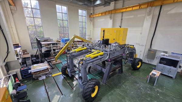 KIRO가 개발한 로봇하부체(가운데) 전체. (사진=로봇융합연구원)