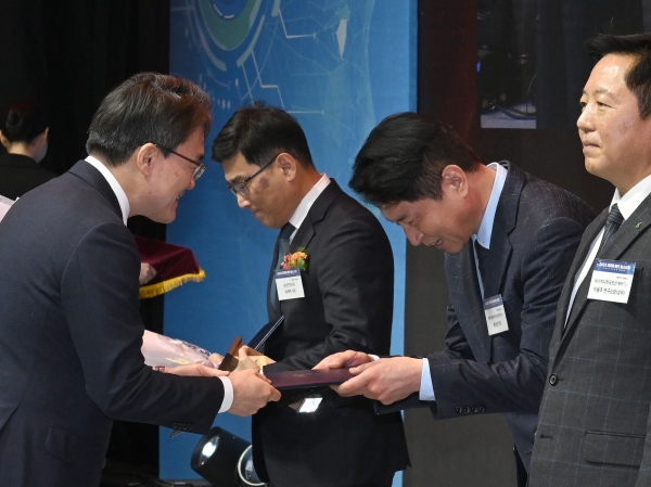 현대자동차·기아 기초소재연구센터장 홍승현 상무(우)의 ‘2025 대한민국 기술대상’ 대통령상 수상 모습. (사진=현대자동차·기아)