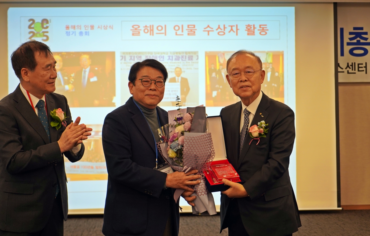 TCC스틸 손봉락 회장(사진 오른쪽)이 유네스코 서울협회의 ‘올해의 인물’로 선정됐다. 지난 8일 서울 프레스센터에서 열린 시상식 모습.