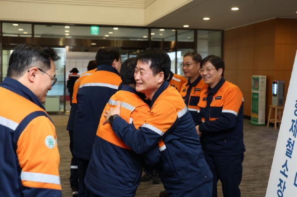 박남식 제26대 포항제철소장이 취임식에서 임직원들과 인사를 나누고 있다. /포스코