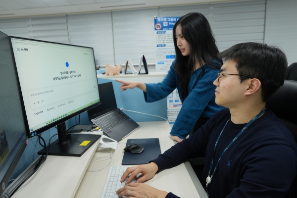 포스코DX가 최신 생성형AI 2개 모델을 추가해 업그레이드한 P-GPT 2.1 버전을 24일 공개했다. /포스코DX