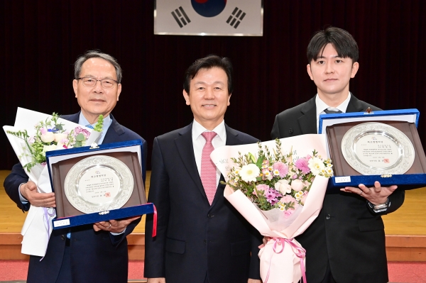 ‘2025년 진주시 최고경영자상’ 수상 기념촬영. 사진 왼쪽부터 이성갑 동명특수강 대표, 조규일 진주시장, 박동성 동이피엠씨 대표. (사진=진주시)
