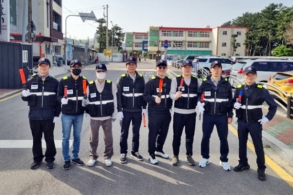 참사랑교통봉사단이 어린이들의 안전한 통학 환경 조성을 위해 교통안전 지도하는 모습. /포스코