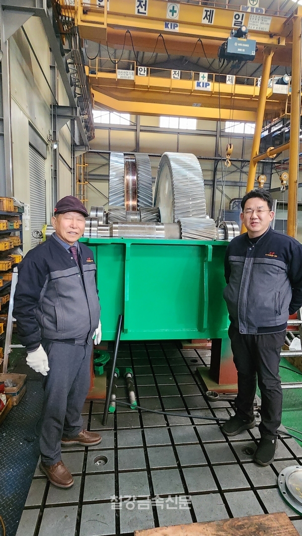 김선경 경인정밀기계 회장(좌)과 2세 경영인 김태훈 사장(우). (사진=철강금속신문)