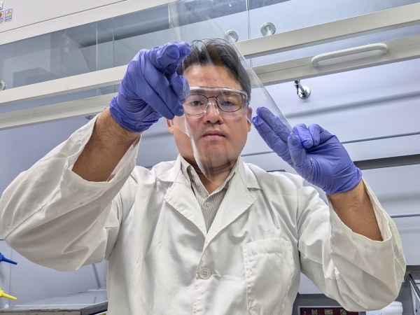 개발한 첨가제를 적용한 고경도 자가치유 코팅소재를 확인하고 있는 홍성우 수석연구원. (사진=생산기술연구원)