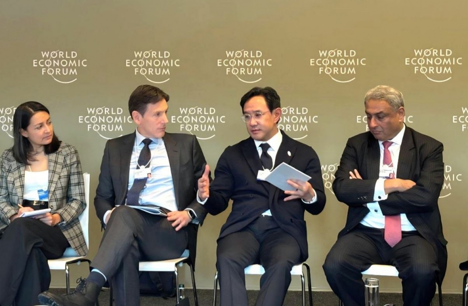 최윤범 고려아연 회장(우측 2번째)과 조나단 프라이스 텍리소스 CEO(좌측 2번째) 등 글로벌 기관 및 기업 관계자가 22일 개최된 다보스포럼 광업 및 금속 관리자 미팅 세션에 참석한 모습./고려아연 제공