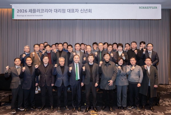 셰플러코리아 김영규 부사장(첫줄 왼쪽에서 다섯 번째)을 비롯한 29개 대리점 대표들이 27일 신년회에서 기념촬영하고 있는 모습. (사진=셰플러코리아)