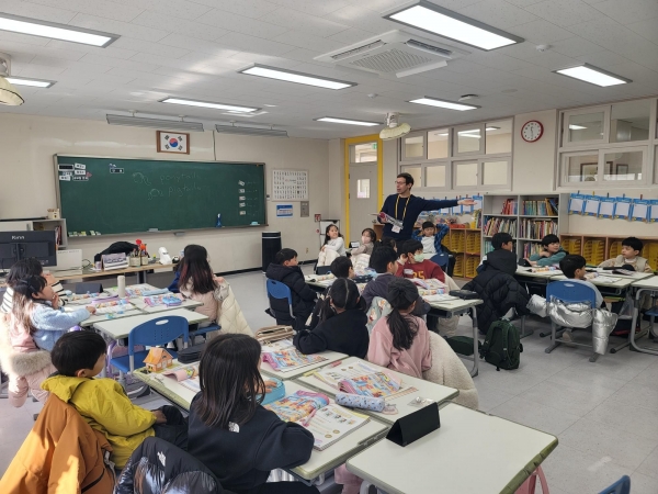 포스코 '키즈 잉글리시 캠프'에 참여한 직원 자녀들이 수업을 듣고 있다.