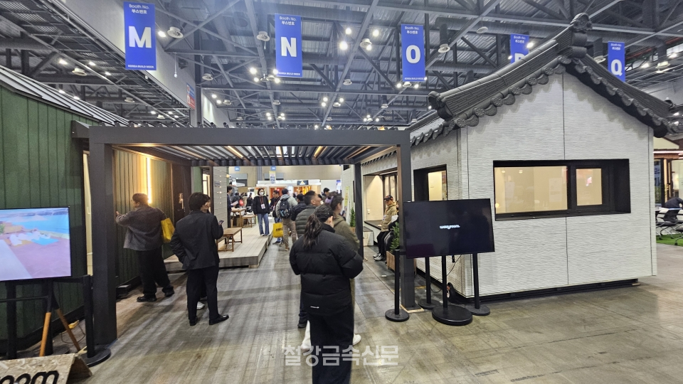 모듈러 주택을 둘러보는 관람객들