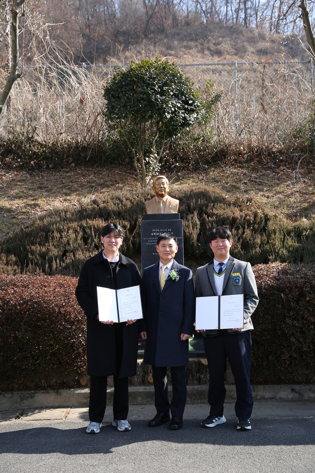 ▲ 귀남장학회 장학금 전달