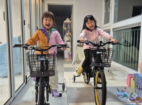 포스코 포항제철소 에너지부 백인경 과장의 자녀가 입학 축하 선물을 받고 활짝 웃고 있다. 포스코