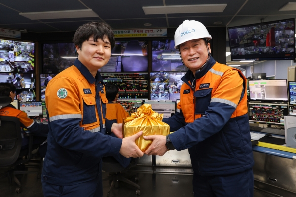 박남식 포항제철소장이 2냉연공장에서 격려품을 전달하고 있다. 포스코