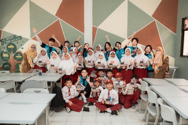 포스코 대학생봉사단 비욘드 18기 봉사단이 인도네시아 사망라야 1 국립초등학교(SDN Samangraya 1)에서 태양광 무드등 만들기 수업을 진행하고 기념사진을 촬영하고 있다. 포스코