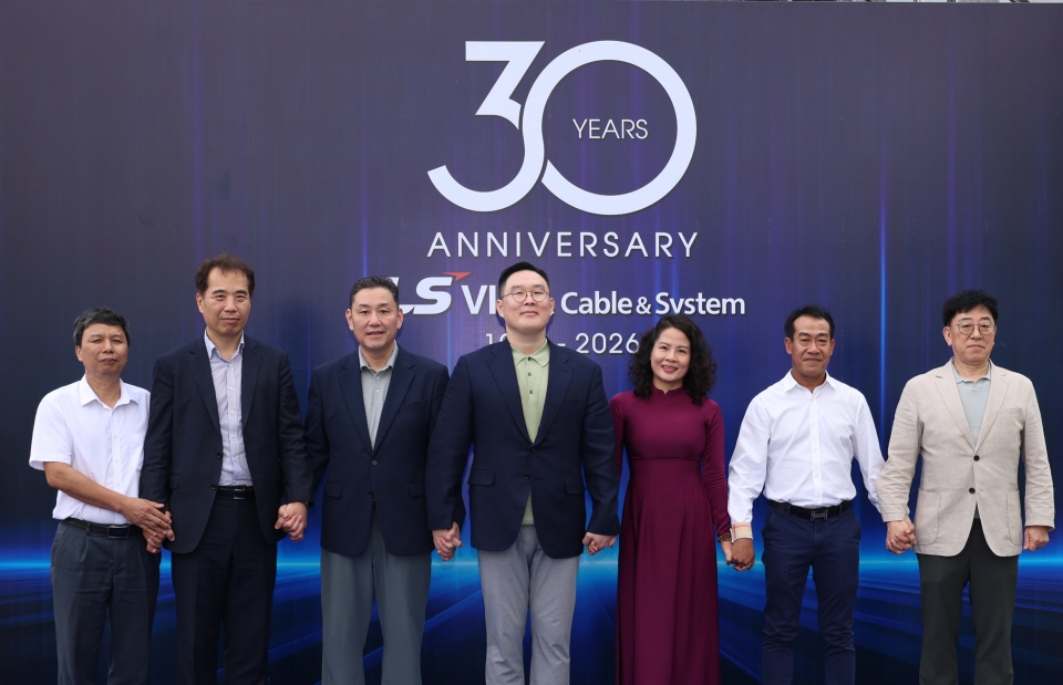 [사진자료] 1일 베트남 하이퐁 사업장에서 열린 LS-VINA 창립 30주년 기념식에서 구본규 LS전선 대표, 이상호 LS에코에너지 대표, 장동욱 LS-VINA 법인장(오른쪽 4번째부터) 등 참석자들이 기념촬영을 하고 있다