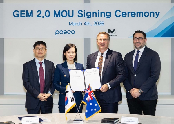 포스코가 3월 4일 서울 포스코센터에서 호주 원료 투자사 엠리소스와 GEM 2.0 협약을 체결했다. 왼쪽부터 포스코 구자현 원료1실장, 이유경 구매본부장, 엠리소스 매튜 라티모어(Matthew Latimore) CEO, 아이단 메카(Aidan Meka) CIO. 포스코
