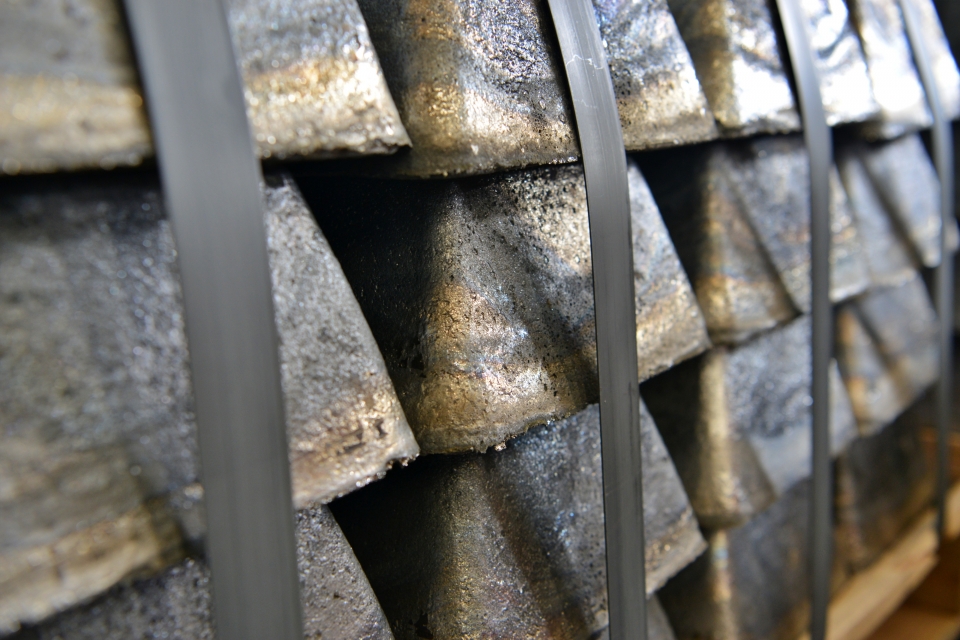 고려아연이 생산한 안티모니 제품이 적재된 모습