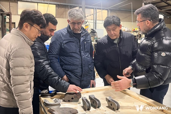 원강 공장을 방문한 튀르키예 파트너사 관계자들이 주요 부품의 제작 공정에 대한 설명을 듣고 있다. (사진=원강)