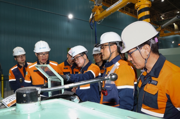 가공공장 설비를 살펴보는 박남식 포항제철소장과 중앙수리섹션 직원들. 포스코