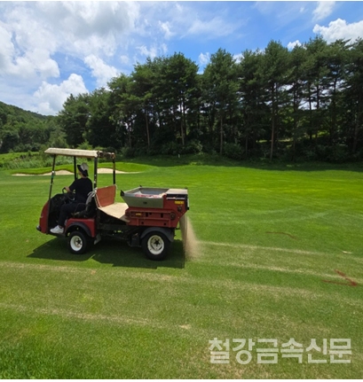 수재슬래그를 활용해 골프장에 배토 작업을 진행하는 모습. 포스코