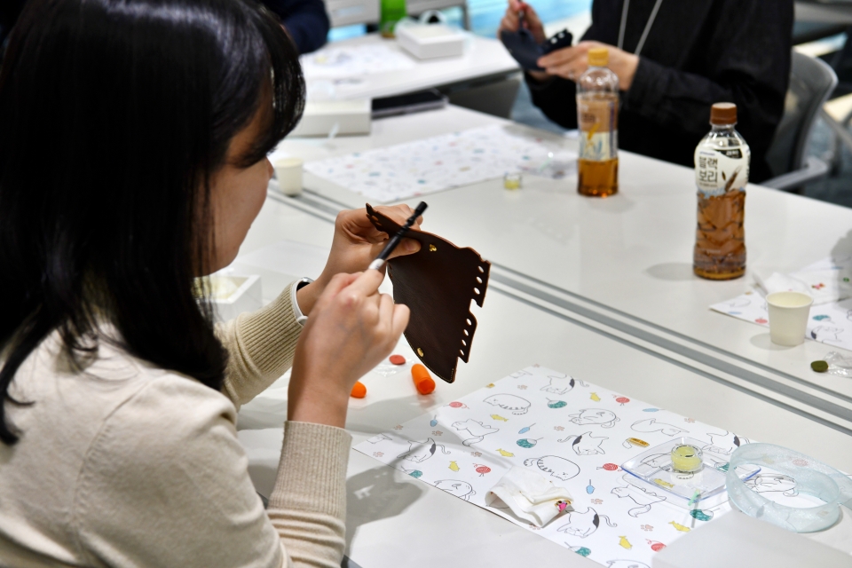 고려아연 직원이 가죽 명함지갑을 만들고 있는 모습(사진/고려아연)