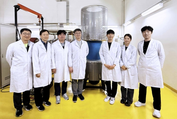 한국원자력연구원이 이온주입장치의 고전압 환경에서도 안정적으로 전력을 공급할 수 있는 절연형 모터제너레이터(Motor-Generator Set, MG-SET)를 독자 개발하는 데 성공했다. 왼쪽부터 이찬영 책임연구원, 여순목 책임연구원, 석재권 선임연구원, 정명환 책임연구원, 양인목 선임기술원, 전혜란 선임연구기술원, 하준목 선임연구원. (사진=원자력연구원)